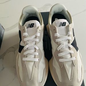 New balance 327 mens size US 9.5 brand new